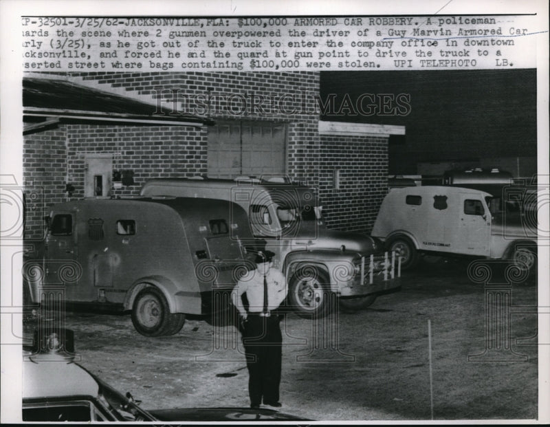 Load image into Gallery viewer, 1962 Press Photo $100,000 Armored Car Robbery
