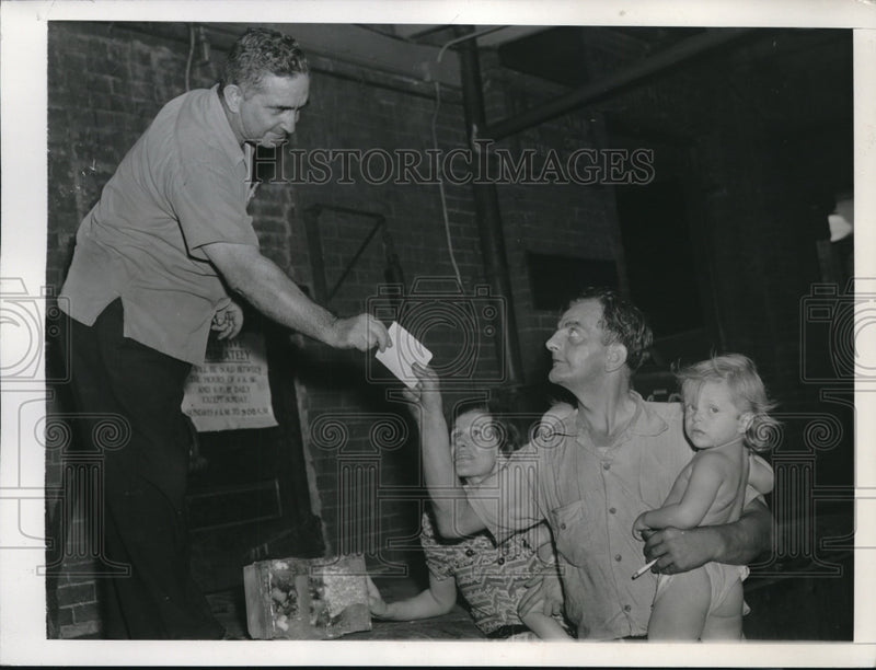 Load image into Gallery viewer, 1943 Press Photo Wash DC Dr script to get ice during a shortage Al Ingraham
