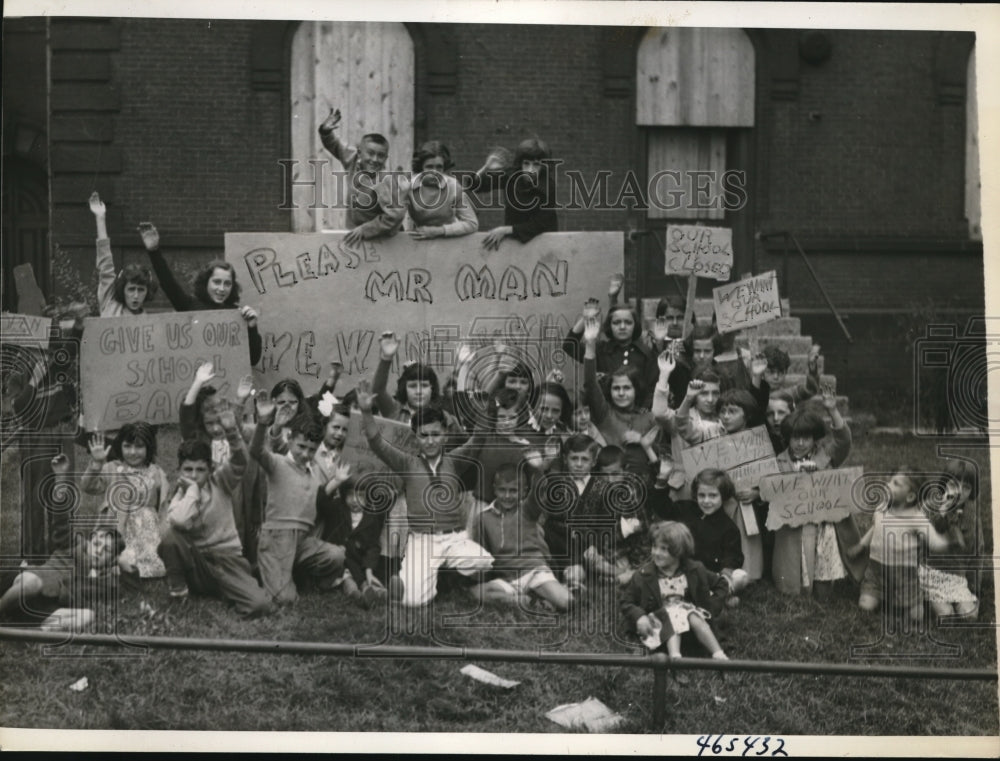 1938 Press Photo Springfield MassSchoolkids picket transfer to new building