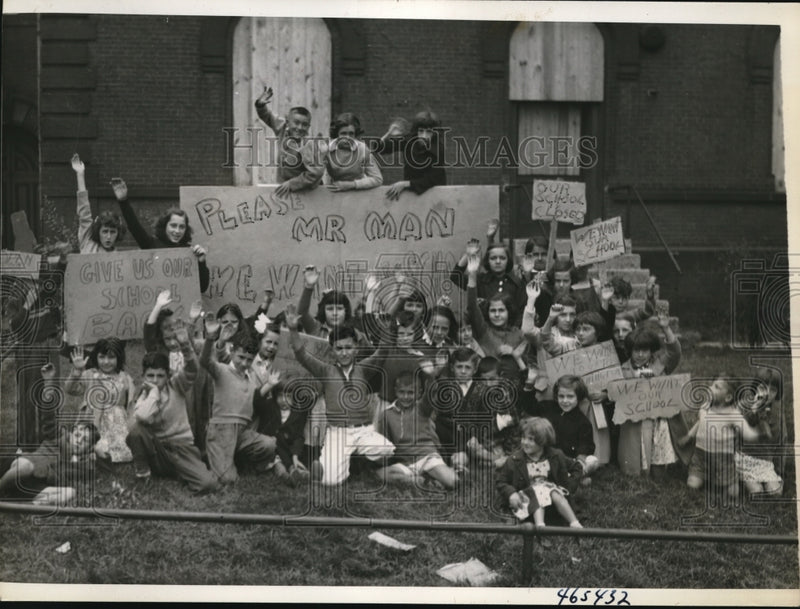 Load image into Gallery viewer, 1938 Press Photo Springfield MassSchoolkids picket transfer to new building
