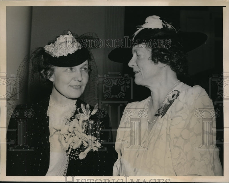 Load image into Gallery viewer, 1940 Press Photo Wyncute PA Mars Wendell Willkie &amp; Mrs Geo Lorimer GOP conv.
