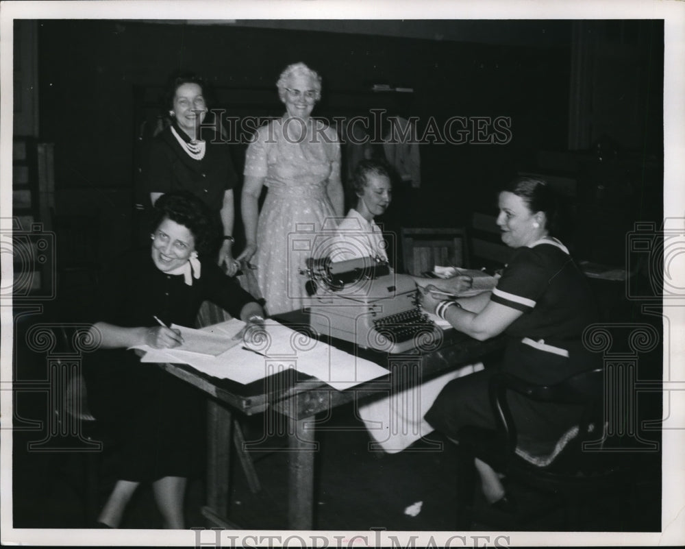 1960 Press Photo Miss Mary Nesdora, Miss Rebecca McKinney, Mrs. Florence Kerr