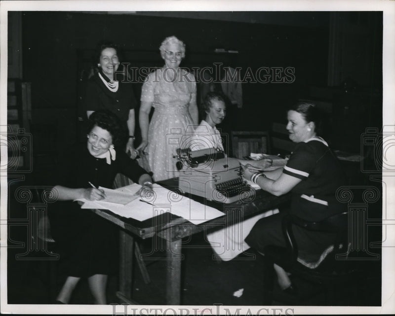 Load image into Gallery viewer, 1960 Press Photo Miss Mary Nesdora, Miss Rebecca McKinney, Mrs. Florence Kerr
