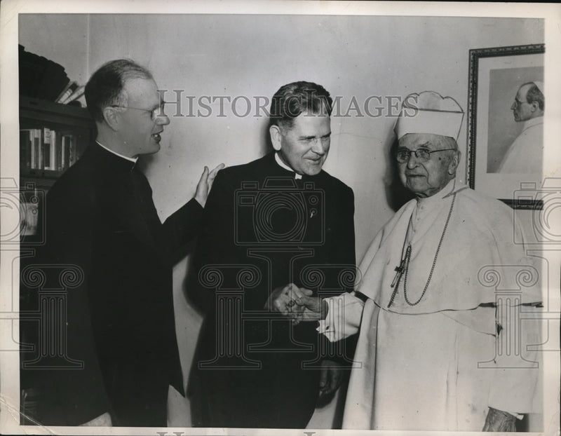 Load image into Gallery viewer, 1949 Press Photo Abbot B Pennings, Bishop Grellinger, and Bishop Stanislaus Bona
