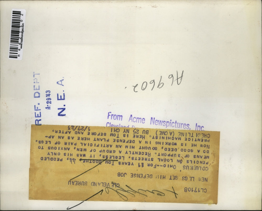 1943 Press Photo Paraplegic Peddler Tom Boothe Receives Prosthetic Legs, New Job