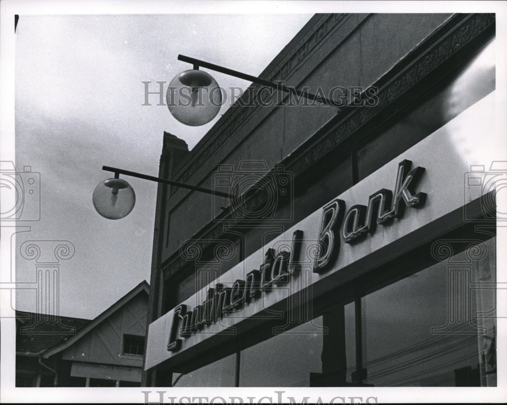 1967 Press Photo Globe Street Lights Above Continental Bank, Cleveland Heights