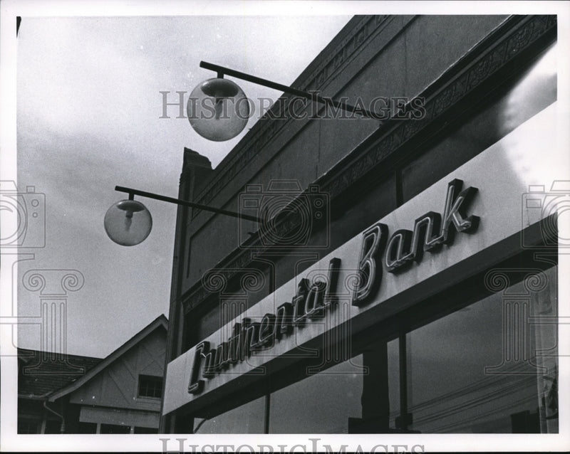 Load image into Gallery viewer, 1967 Press Photo Globe Street Lights Above Continental Bank, Cleveland Heights
