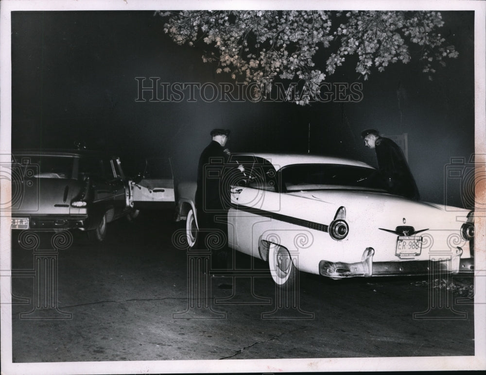 1959 Press Photo Patrolman Kaminsky & McCarthy & suspicious auto