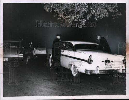 1959 Press Photo Patrolman Kaminsky & McCarthy & suspicious auto