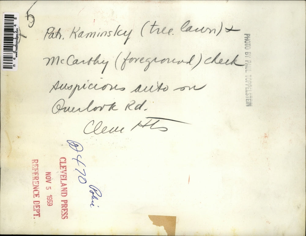 1959 Press Photo Patrolman Kaminsky & McCarthy & suspicious auto