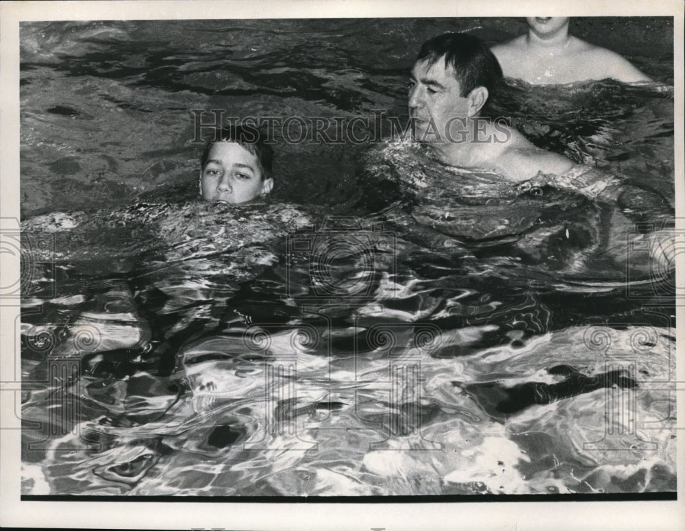 1967 Press Photo Jack Buckner & dad Hugh swimming on a vacation