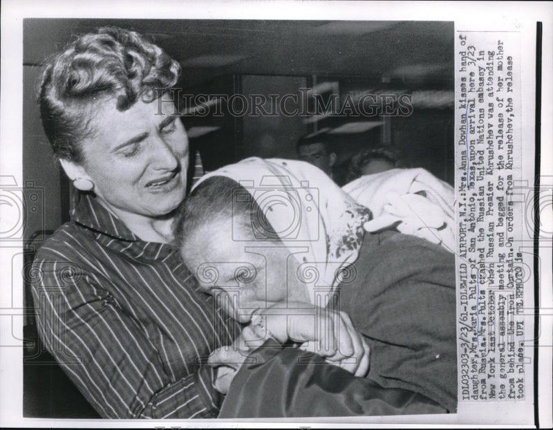 Load image into Gallery viewer, 1961 Press Photo Idlewild NYMrs Anna Dowhan &amp; daughter Mrs M Pulta reunited
