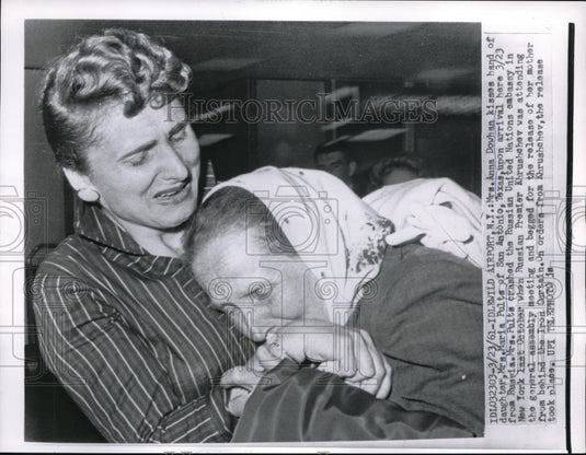 1961 Press Photo Idlewild NYMrs Anna Dowhan & daughter Mrs M Pulta reunited