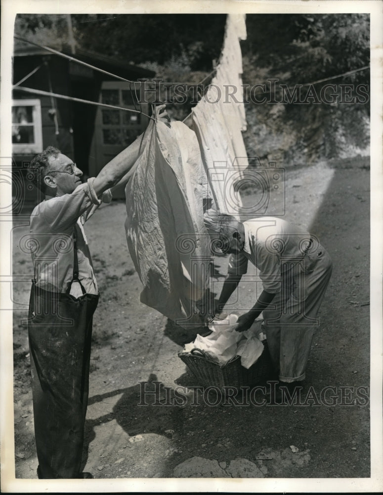 1938 Press Photo Guests helping out with the maintenance of the inn.- Historic Images