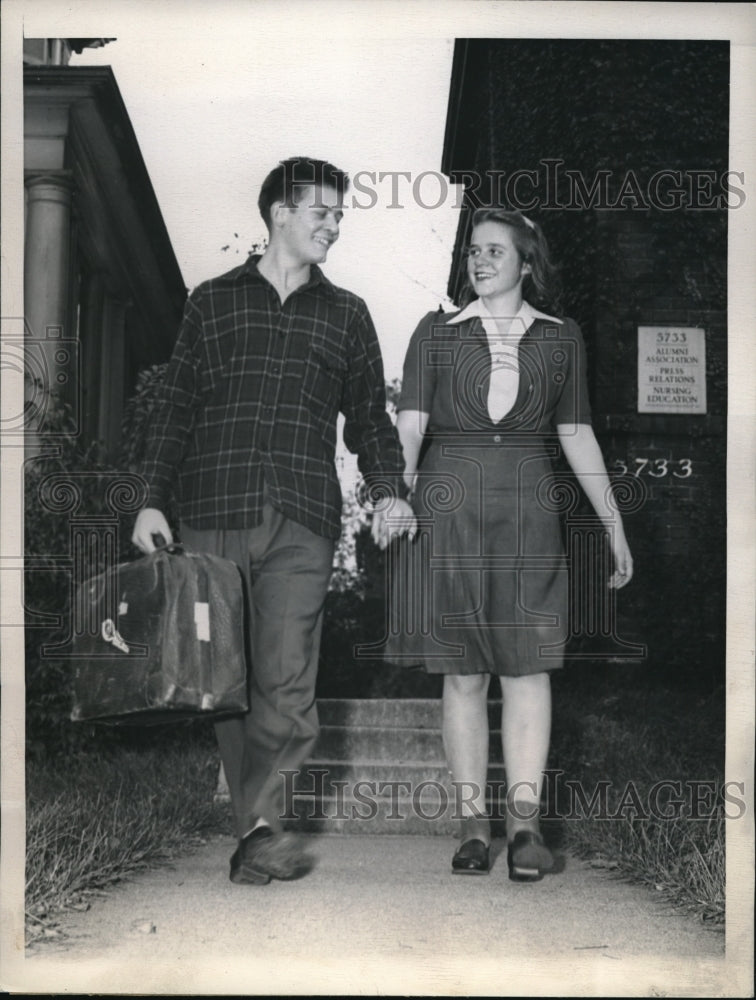 Load image into Gallery viewer, 1945 Press Photo Chicago John Schultz &amp; sister Edwina at Univ. of Chicago

