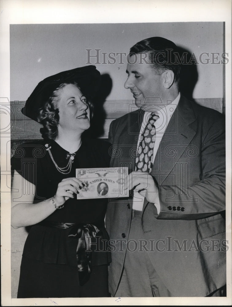 1947 Press Photo Harvey P. Sommerer saved $1 bills he had earned as a boy to