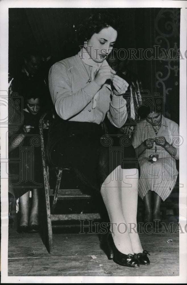 1956 Press Photo Champion Needle Threader Contest in Barcelona Spain