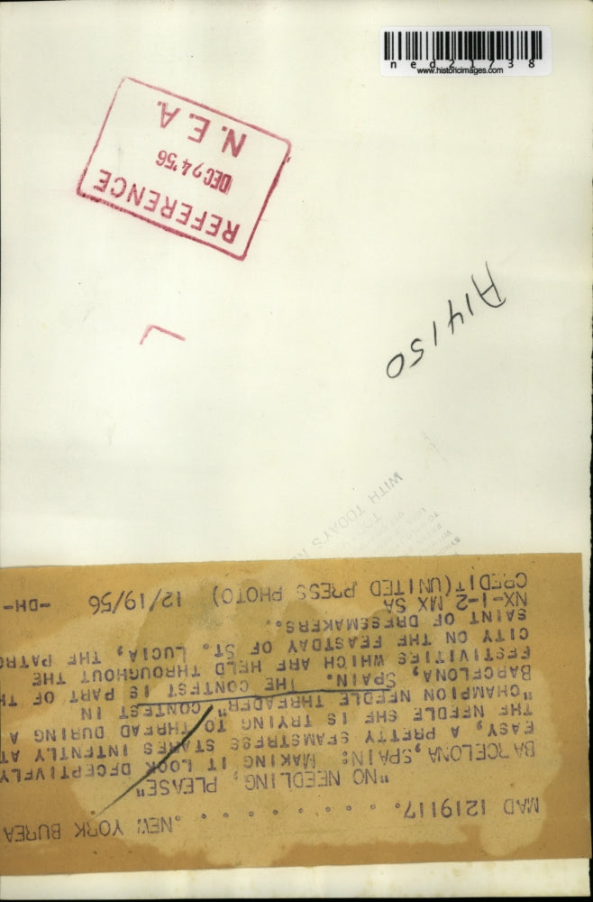 1956 Press Photo Champion Needle Threader Contest in Barcelona Spain