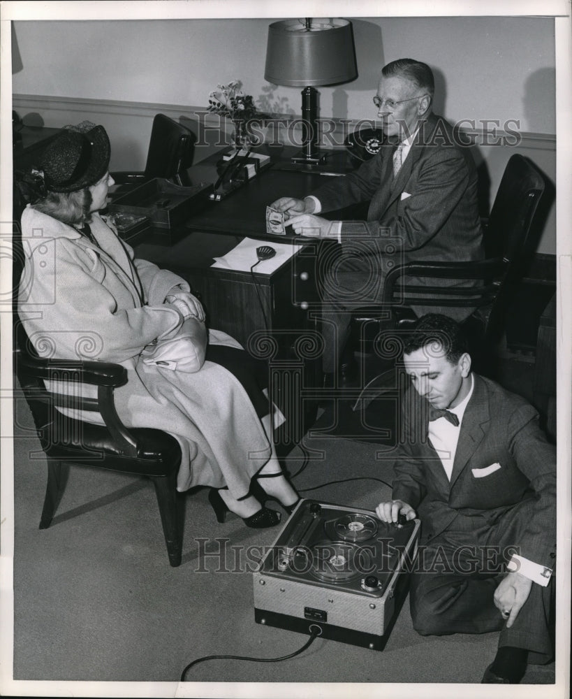 1954 Press Photo Mrs. Bernice Dowhie and Mr. Hahn Have recorded Conversation