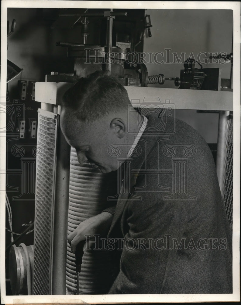 Load image into Gallery viewer, 1939 Press Photo Dr. Sidney Siegel, Westinghouse Research Fellow, With Vacuum
