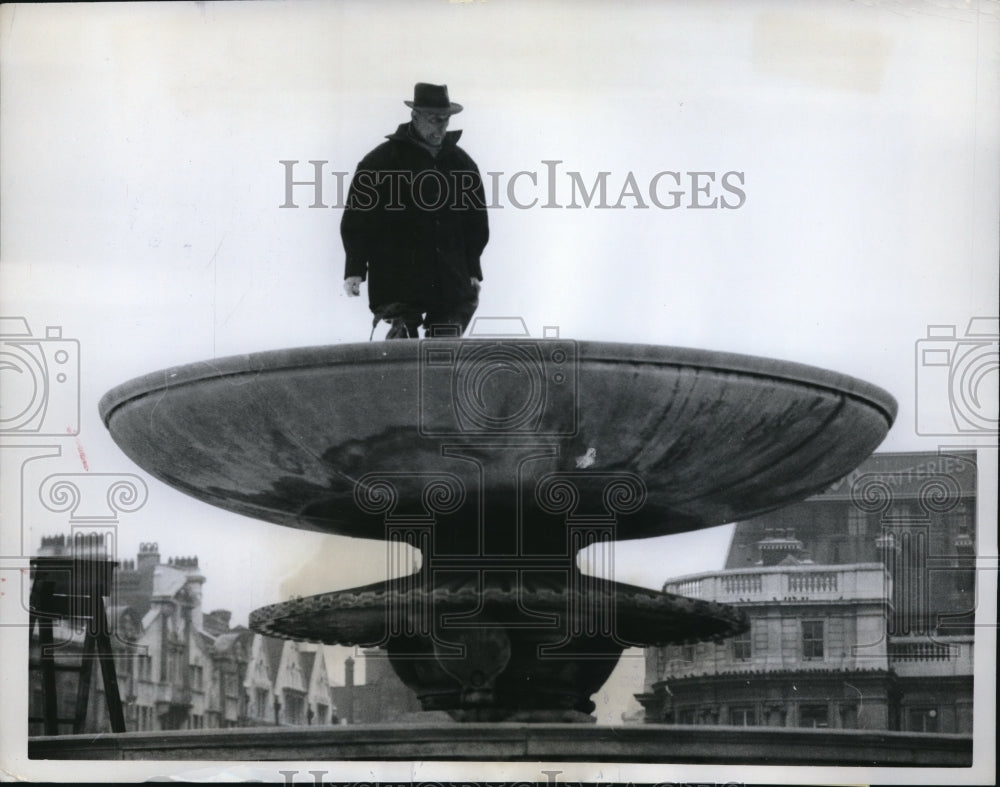 1961 Press Photo Workman Checks Light Equipment in Fountain in Trafalgar Square