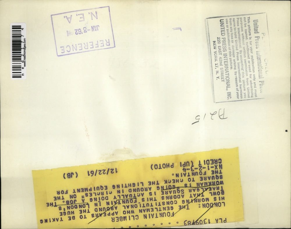 1961 Press Photo Workman Checks Light Equipment in Fountain in Trafalgar Square