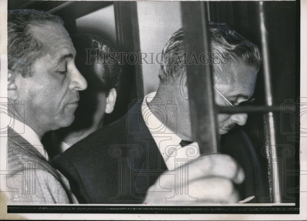 1958 Press Photo Dr. Enrique C. Henriquez Opting For Jail Over Posting Bail