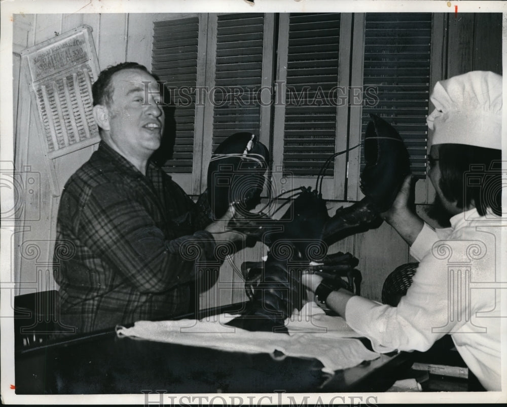 1973 Press Photo Clifford Earl Weighing Superlobster in Basking Ridge, NJ
