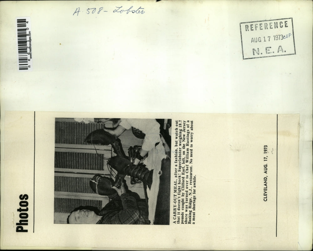 1973 Press Photo Clifford Earl Weighing Superlobster in Basking Ridge, NJ
