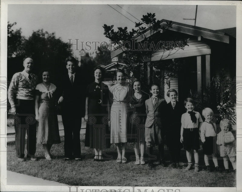 Load image into Gallery viewer, 1933 Press Photo Watson Family Posing For Photo In Front of Family Home
