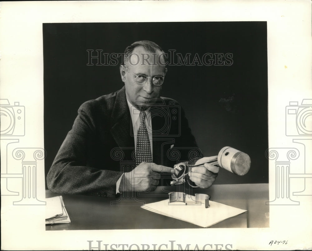 1934 Press Photo William P. Anderson Displaying Auto Part