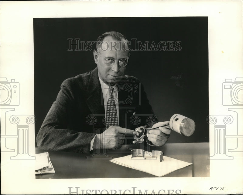 Load image into Gallery viewer, 1934 Press Photo William P. Anderson Displaying Auto Part
