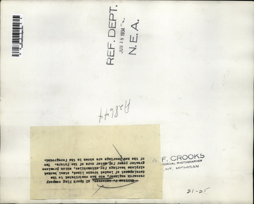 1934 Press Photo William P. Anderson Displaying Auto Part