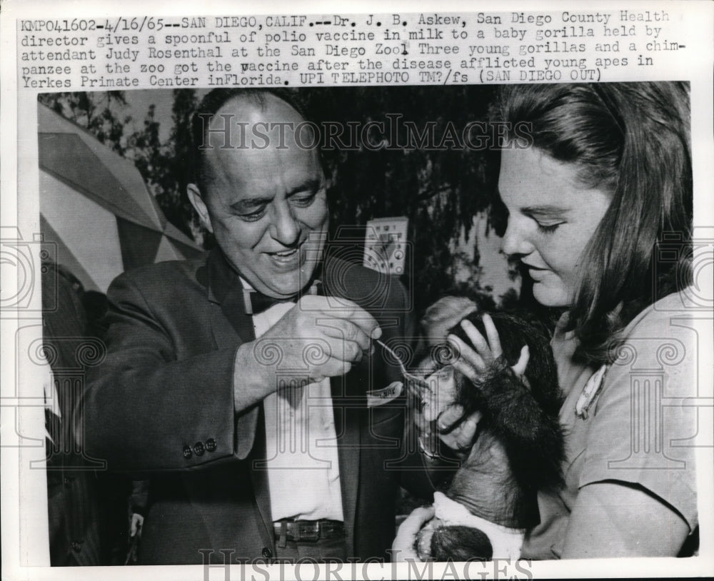 1965 Press Photo San Diego Dr J B Askew San Diego County Health director gives