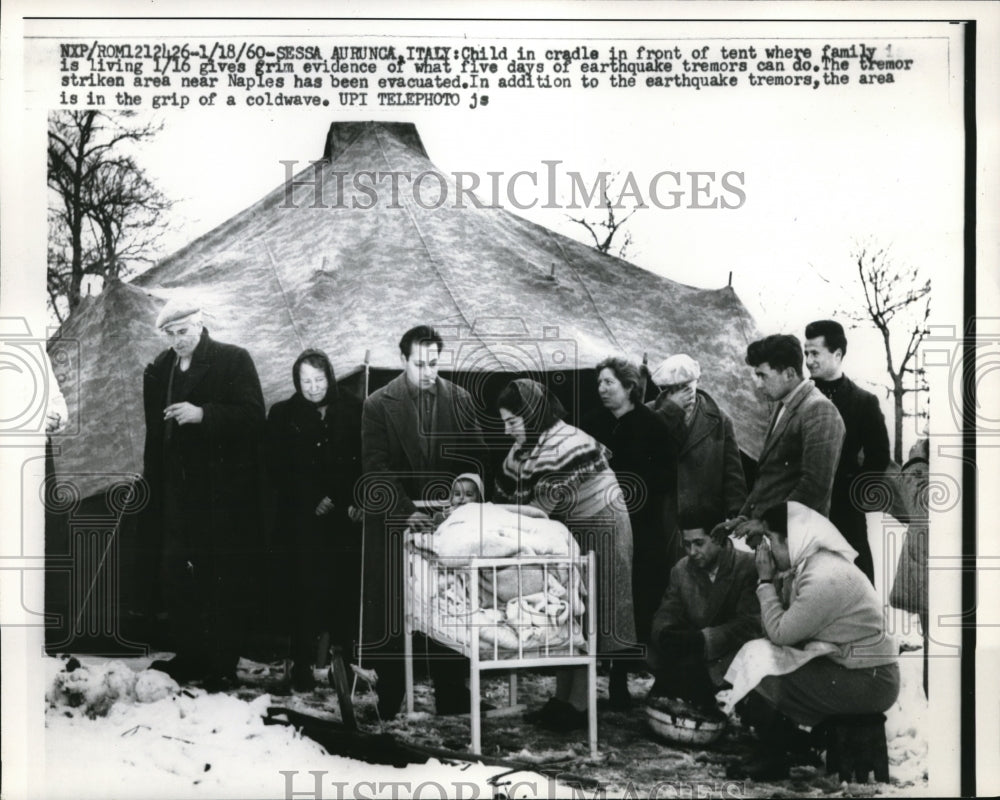 1960 Press Photo Sessa Aurunca Italy family living in tent evidence of 5 days of