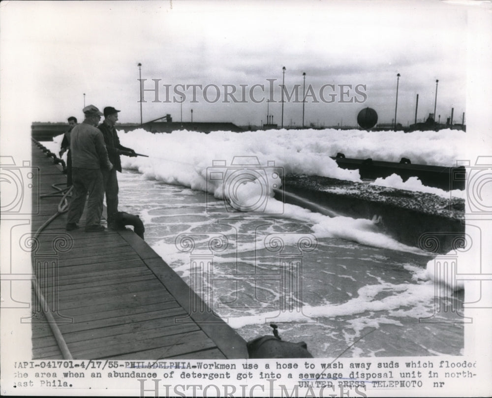 1955 Press Photo Philadelphia workers wash away suds which flooded area