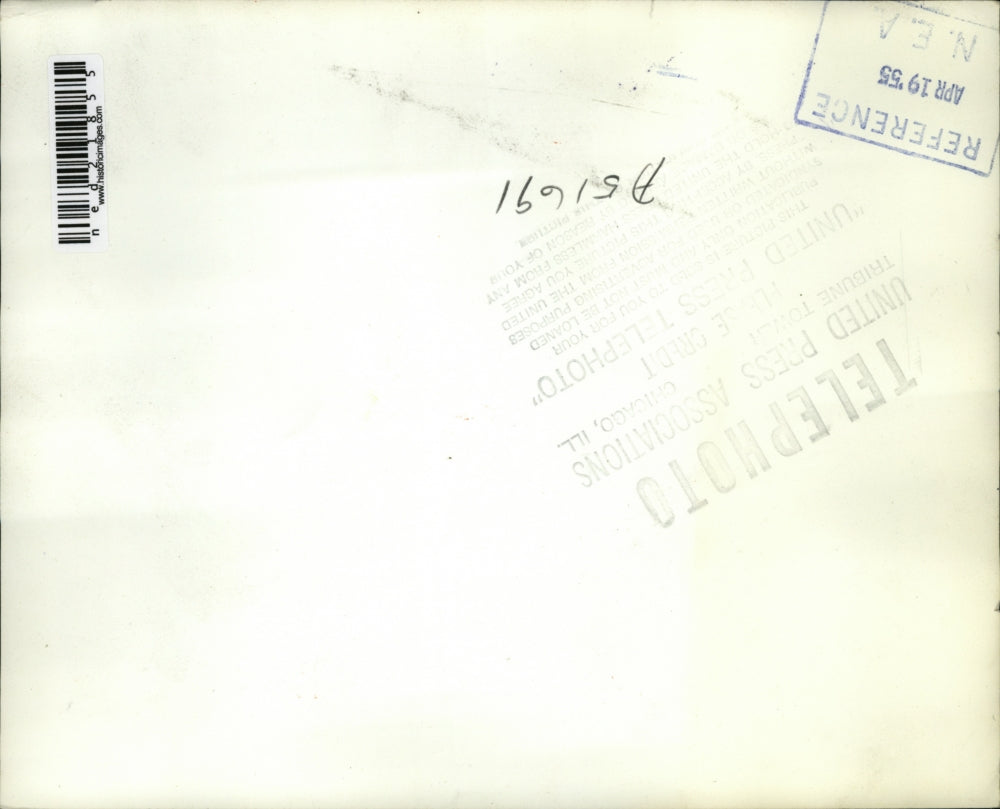 1955 Press Photo Philadelphia workers wash away suds which flooded area