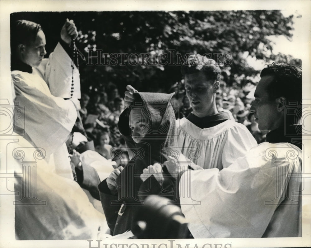 1938 Press Photo A novice in a Franciscan habit to take vows chastity, poverty