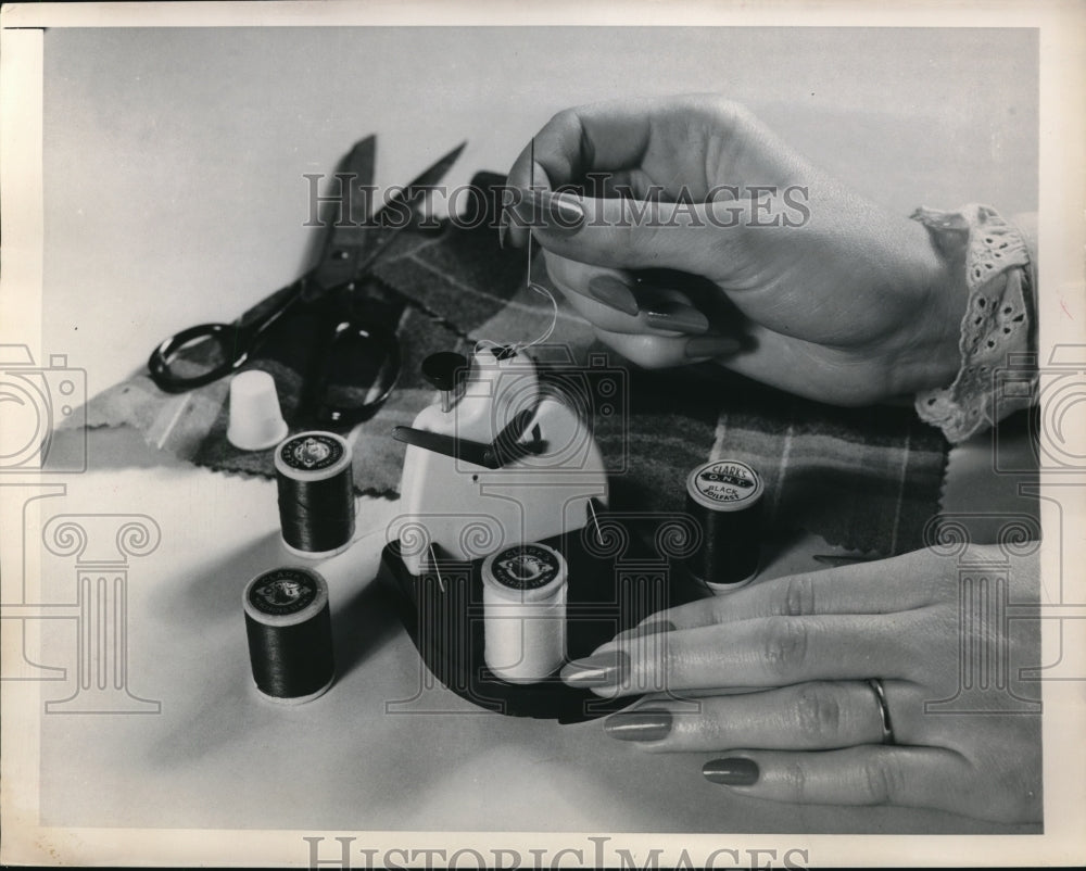 1948 Press Photo A needle threader demonstrated by a woman