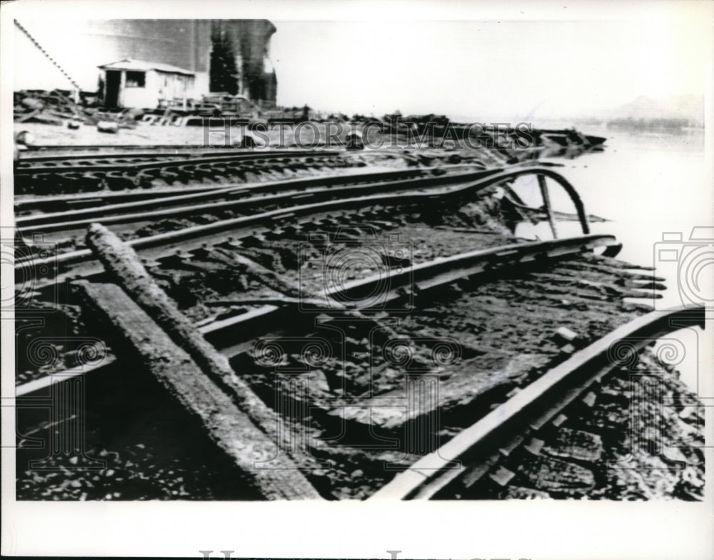 1964 Press Photo The Alaskan Railroad is cut by tidal wave from quake, Seward,AK