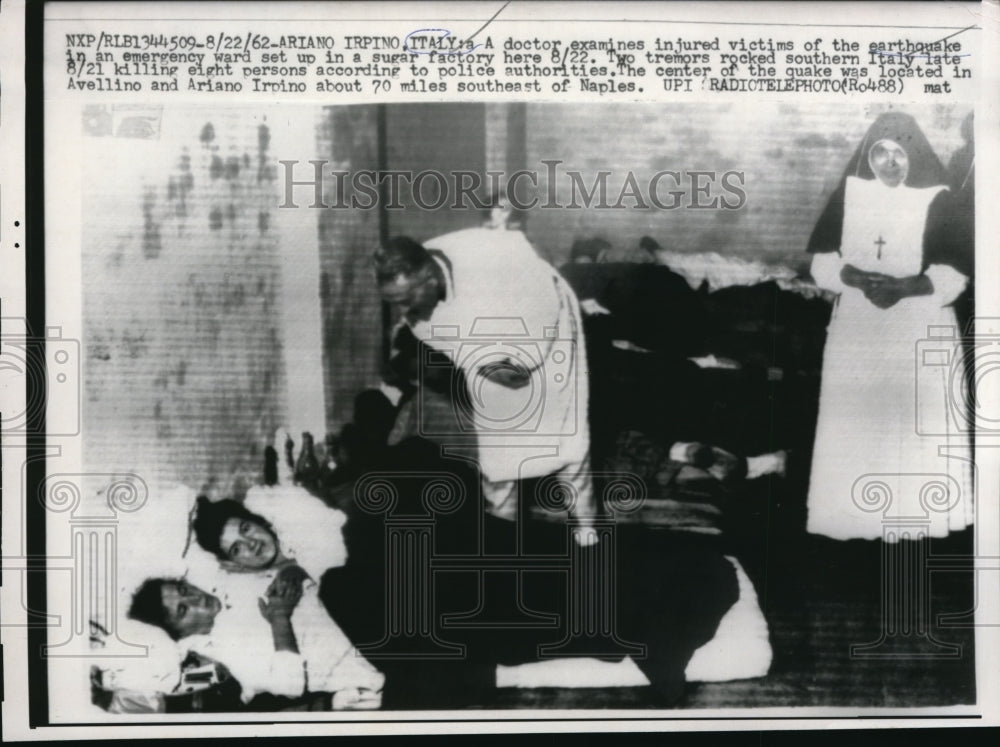 1962 Press Photo Ariano Irpino Italy Dr with earthquake victims in a ward