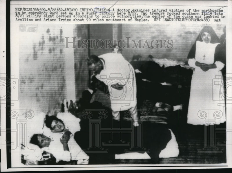 Load image into Gallery viewer, 1962 Press Photo Ariano Irpino Italy Dr with earthquake victims in a ward
