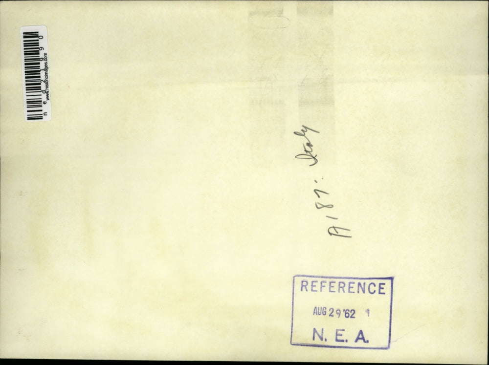 1962 Press Photo Ariano Irpino Italy Dr with earthquake victims in a ward