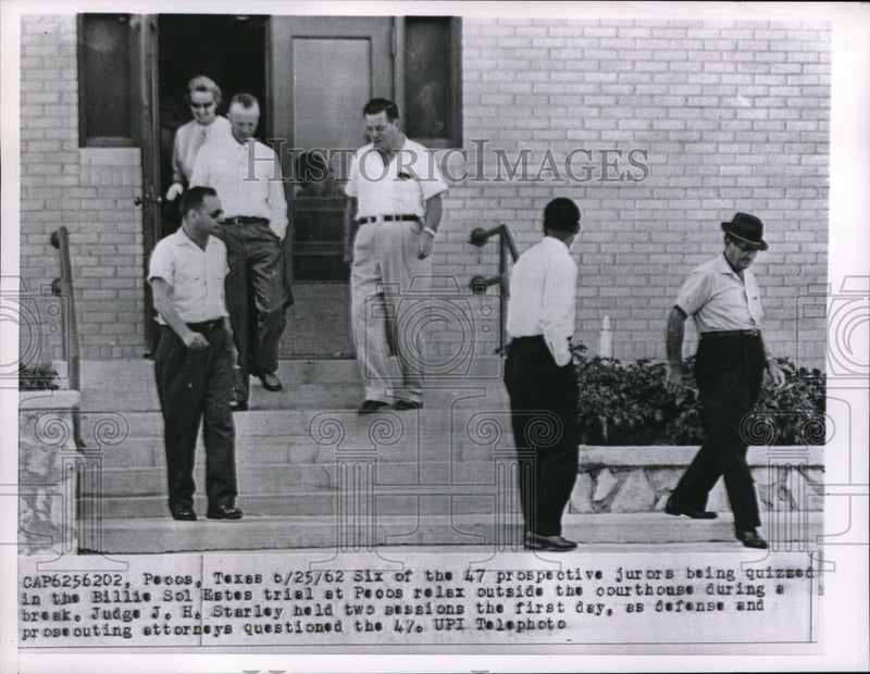 Load image into Gallery viewer, 1962 Press Photo Billie Sol Estes Trial Pecos, Texas Prospective Jurors On Break
