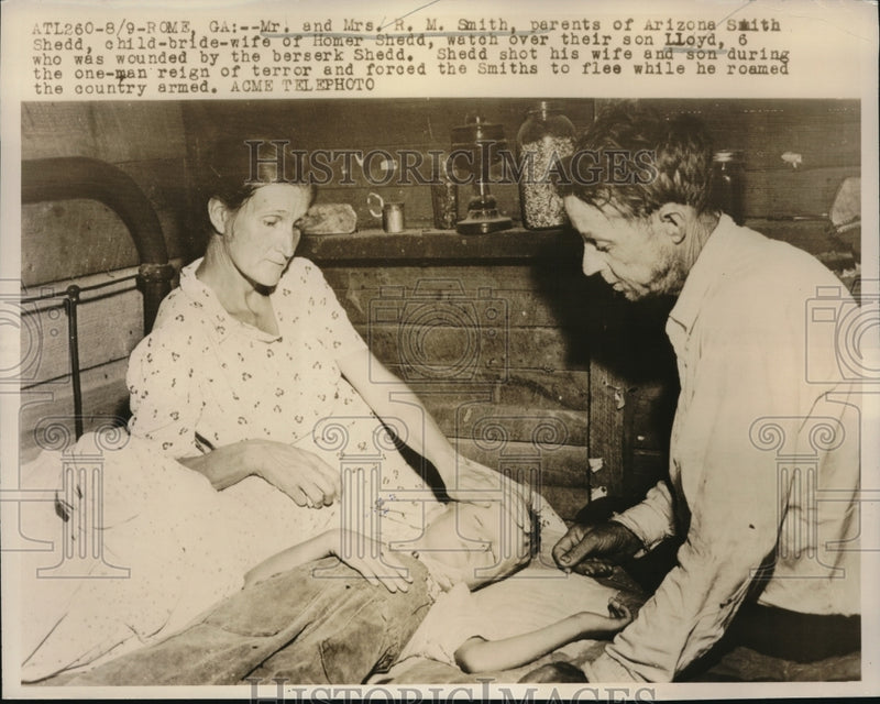 Load image into Gallery viewer, 1947 Press Photo Rome, Ga, Mr &amp; Mrs RM Smith &amp; wounded son Lloyd age 6
