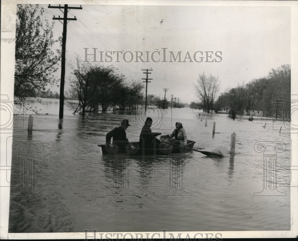 1943 Press Photo Indianapolis Ind police rescue couple from floods at farm