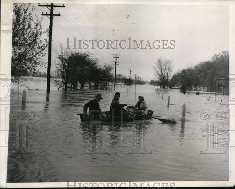 Load image into Gallery viewer, 1943 Press Photo Indianapolis Ind police rescue couple from floods at farm
