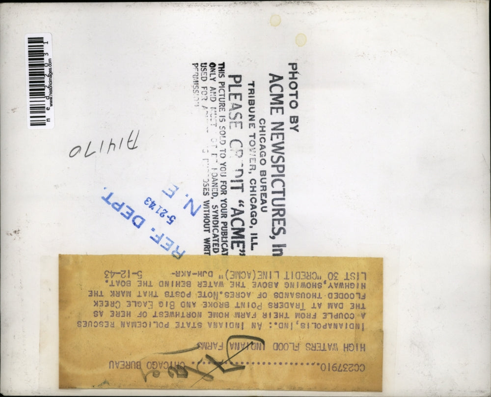 1943 Press Photo Indianapolis Ind police rescue couple from floods at farm