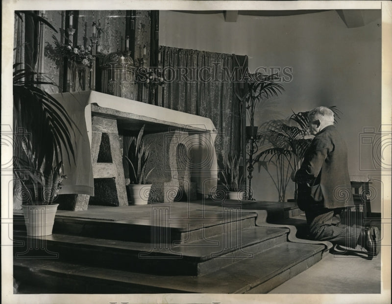 Load image into Gallery viewer, 1938 Press Photo Alter for chapel services at St Christopher's Inn

