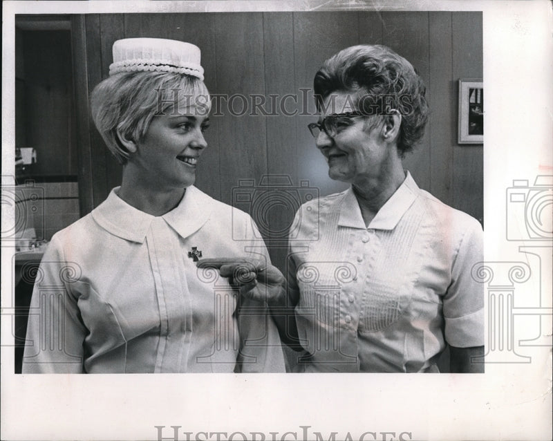 Load image into Gallery viewer, 1967 Press Photo Ruth and Pauline Shriver Thoreau Park School of Nursing Parma
